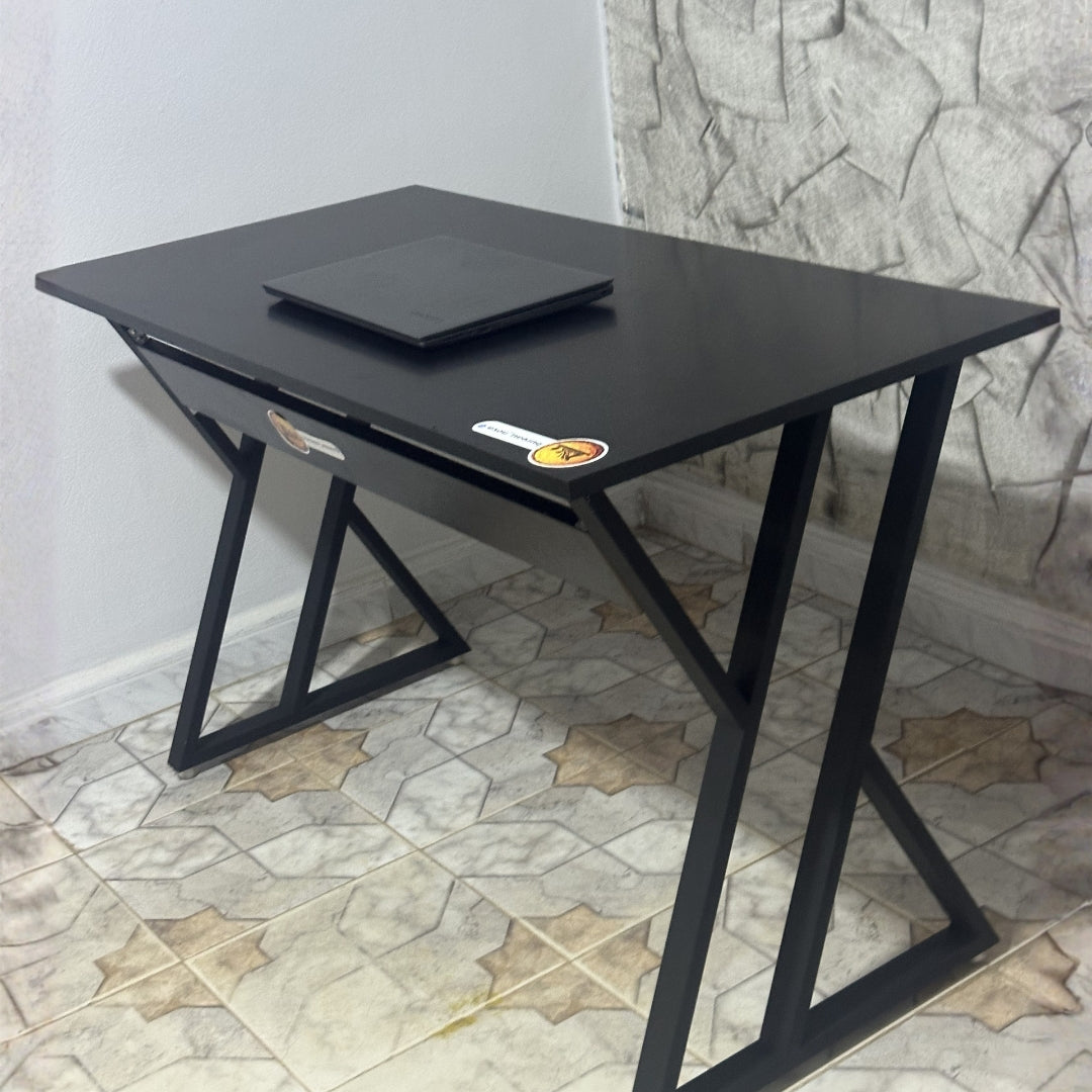 Bureau moderne Noir au design géométrique unique – en bois MDF solide