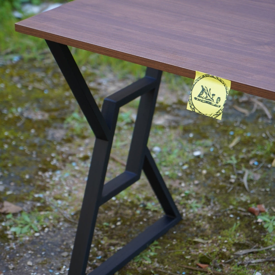 Bureau moderne au design géométrique unique, disponible en couleur bois – en bois MDF