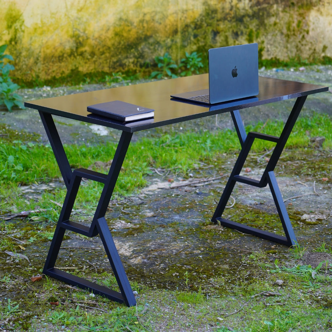 مكتب عمل عصري بتصميم هندسي – خشب MDF