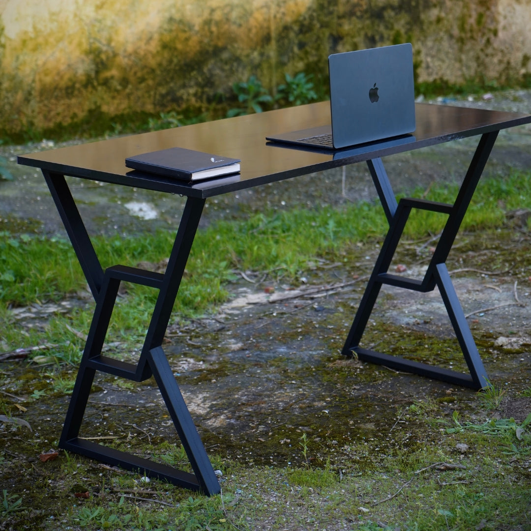 Bureau moderne noir au design géométrique unique – en bois MDF solide