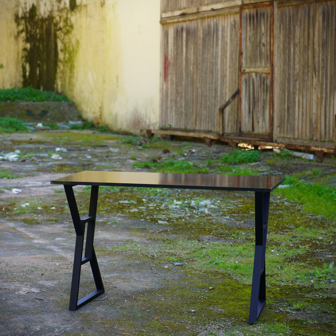 Bureau moderne noir au design géométrique unique – en bois MDF solide